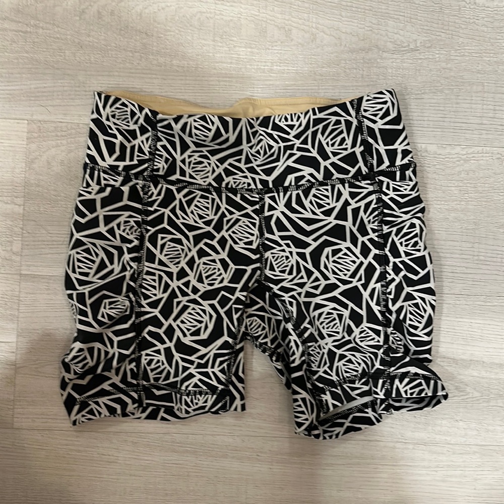 Black and white print lululemon biker shorts